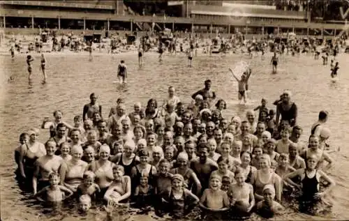 Foto Ak Berlin Zehlendorf Wannsee, Strandbad, Badegäste