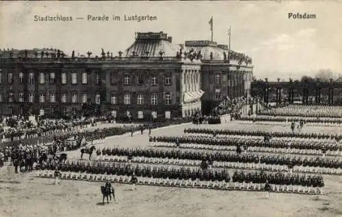 Ak Potsdam, Stadtschloss, Parade im Lustgarten, große Menschenmenge, militärische Aufstellung