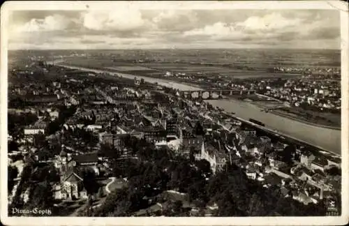 Ak Copitz Pirna in Sachsen, Luftaufnahme, Fluss, Stadtlandschaft, Wolken, Brücke, alte Archite...