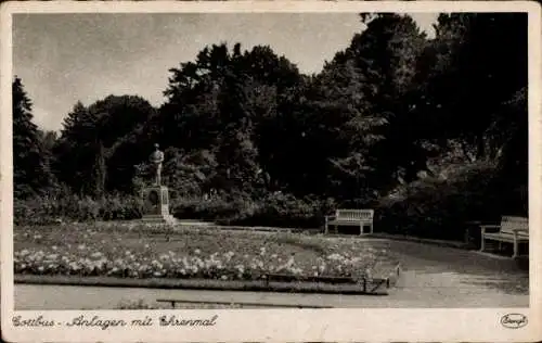 Ak Cottbus in der Niederlausitz, Statue, Parkanlagen, gemütliche Bänke