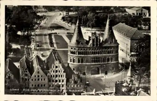 Ak Lübeck, Blick vom Petrikirchturm auf das Holstentor