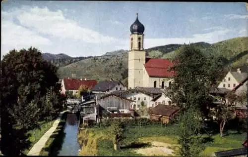 Ak Oberammergau in Oberbayern, Blick auf die Kirche und das Dorf, Berge im Hintergrund, ruhige...
