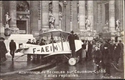 CPA Atterrissage de Becheler sur Caudron C-168 a ailes repliables