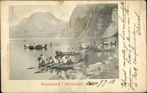 Ak Hardanger Norwegen, Hochzeitsfeier auf dem Wasser, Boote, Berge im Hintergrund, Menschenmengen