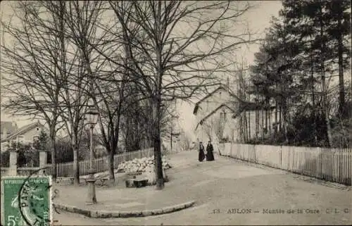 Ak Ablon Calvados, Straße mit Bäumen,  Architektur, zwei Frauen