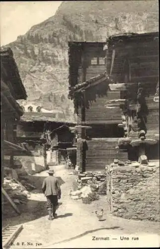 Ak Zermatt Kanton Wallis Schweiz, Schmaler Weg, Holzgebäude, Mann mit Schirm, Huhn
