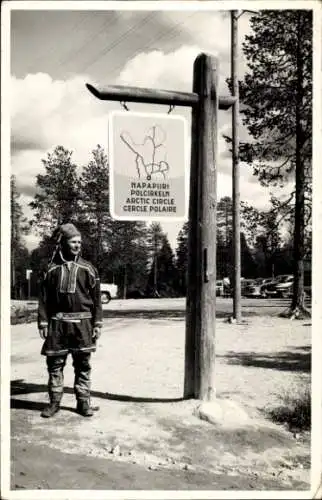 Ak Napapiiri Finnland, Finne am Schild zum Polarkreis