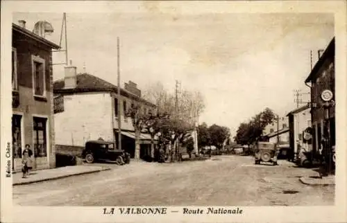 Ak La Valbonne Ain, Stadtstraße,  Autos, Gebäude, Nationalstraße