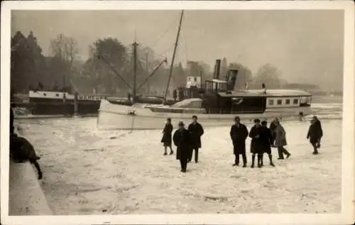 Foto Ak Dampfer im zugefrorenem Fluss