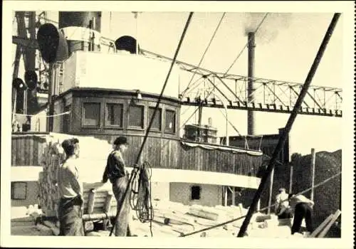 Ak Kaliningrad Königsberg Ostpreußen, Schiff Gumbinnen, Reederei Poseidon, Papierholzlöschen