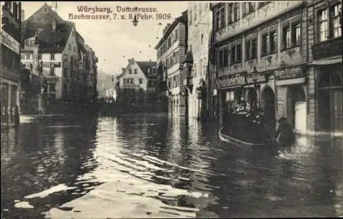 Ak Würzburg am Main Unterfranken, Überschwemmung, Domstraße, Menschen im Boot,  Aufnahme