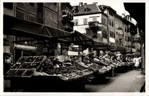 Ak Bozen Bolzano Südtirol, Markt mit Obstständen, Gebäude im Hintergrund
