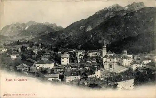 Ak Pieve di Cadore Veneto, Berglandschaft, historische Architektur, kleine Stadt, Kirche, zent...