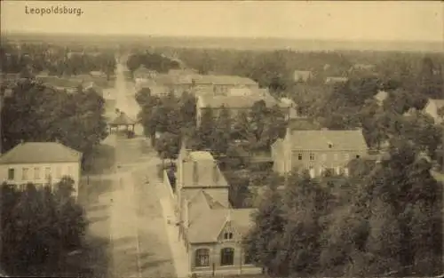 Ak Leopoldsburg Milow im Havelland, Luftaufnahme von  ruhige Strasse, Bäume und Gebäude