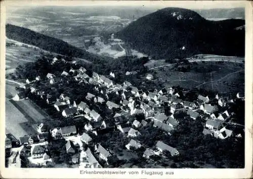 Ak Erkenbrechtsweiler Schwäbische Alb, Luftaufnahme, Dorfansicht, seitlich angeordnete Häuser, Hü