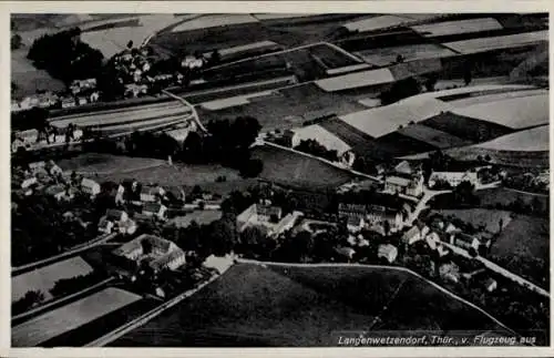 Ak Langenwetzendorf in Thüringen, Luftaufnahme von  Felder, Landschaft, Häuser