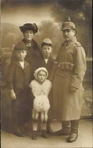 Foto Ak Deutscher Soldat in Uniform mit Familie, Gruppenbild