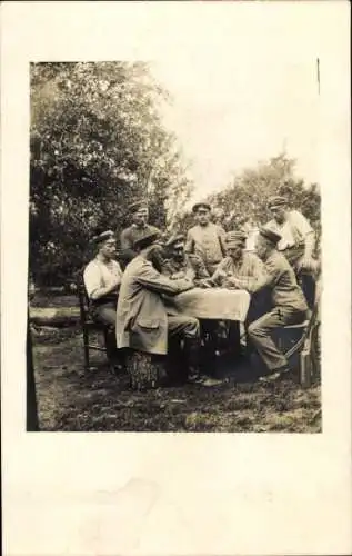 Foto Ak Deutsche Soldaten in Uniform, Skat Kartenspiel