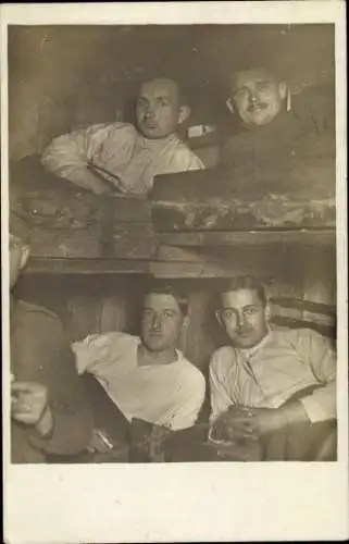 Foto Ak Deutsche Soldaten in Uniform, Kaserne, Innenansicht, I. WK