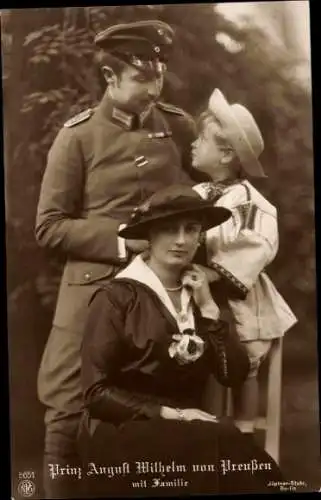Ak Prinz August Wilhelm von Preußen mit Familie, Alexandra Viktoria, NPG 5651