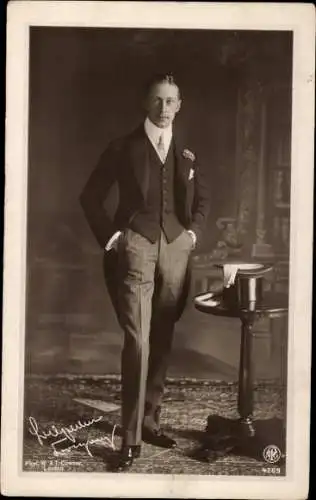 Ak Kronprinz Wilhelm von Preußen, NPG 4269, Standportrait, Anzug