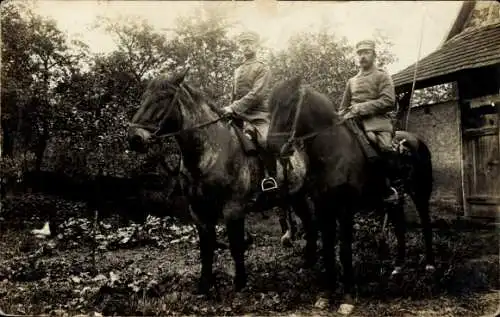 Foto Ak Deutsche Soldaten in Uniform zu Pferden, I. WK