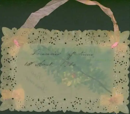 Zelluloid Ak Souvenir, Kitsch, Stoffschleifen, Blumen