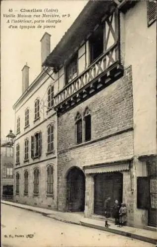 Ak Charlieu Loire, Altes Haus rue Mercière, Nr. 9, Steinportal, zwei Personen, Stadtansicht