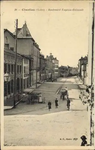 Ak Charlieu Loire, Boulevard Eugénie-Guinault, Stadtansicht, historische Architektur, Menschen...