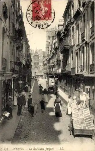 Ak Dieppe Seine Maritime, Straße mit historischen Gebäuden, Stempel, Menschen, Karren