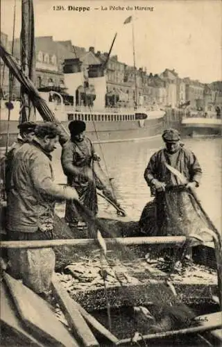 Ak Dieppe Seine Maritime, Fischer, Hareng-Fang, Hafen, alte Schiffe, maritime Szene