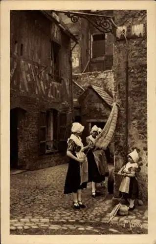 Ak Dieppe Seine Maritime, Damen in traditioneller Kleidung, enge Gasse, Fischernetz, historisc...