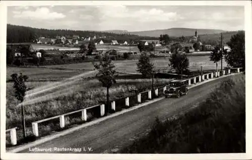 Ak Rautenkranz im Vogtland, Landschaft, Luftkurort, Automobile, Häuser, Bäume, Kirche