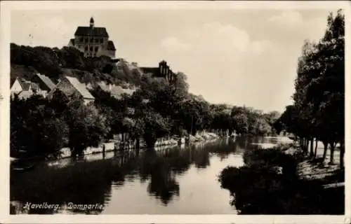 Ak Havelberg in Sachsen Anhalt, Blick auf Havel und Stadt, Dom sichtbar, ruhige Wasserfläche, ...
