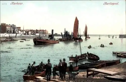 Ak Hartlepool Durham England, Hafen von  Schiffe im Wasser, Küstenansicht, Menschen am Ufer