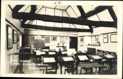 Ak Sherborne Dorset England, Kunstraum, Lord Digby's Schule, Tische, Stühle, Bilder