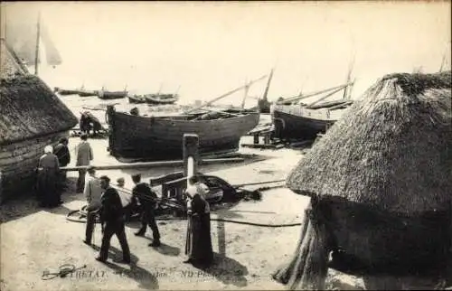 Ak Étretat Seine Maritime, Hafenansicht, Schiffe, strohgedeckte Hütten, Personen