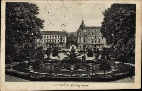 Ak Wiesbaden in Hessen, Parklandschaft mit Brunnen, historische Gebäude, Menschen im Hintergrund