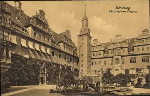 Ak Merseburg an der Saale, Schloss, Innenhof, Eingang, Historisches Gebäude