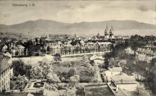 Ak Offenburg in Baden Schwarzwald, Stadtansicht, Berge im Hintergrund, Kirchtürme, historische...