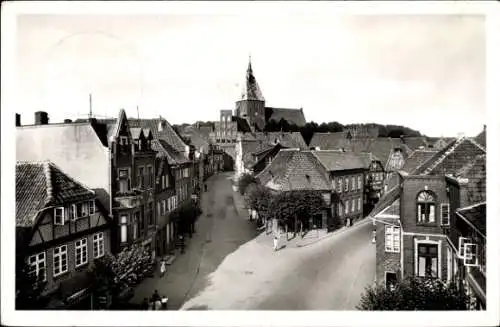 Ak Mölln im Herzogtum Lauenburg, Historische Stadtansicht, gotische Kirche, Fachwerkhäuser, le...