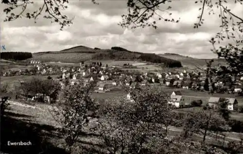 Ak Ewersbach Dietzhölztal in Hessen, Blick auf  Hügel, Bäume, Wolken, ländliche Umgebung