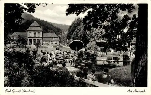 Ak Bad Grund im Harz, Kurpark, ältere Menschen, Gesellschaft, Bäume, Gebäude