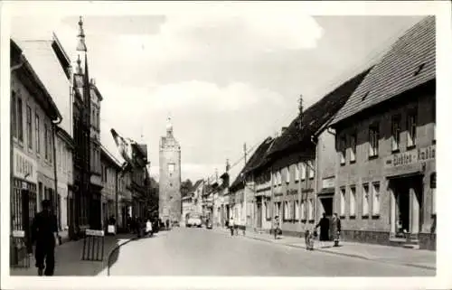 Ak Zörbig in Sachsen Anhalt, Blick auf die Leninstraße, Passanten, Konsum, Turm