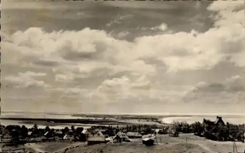 Ak Insel Hiddensee in der Ostsee, Blick auf die Insel, Wolken, Landschaft, Häuser