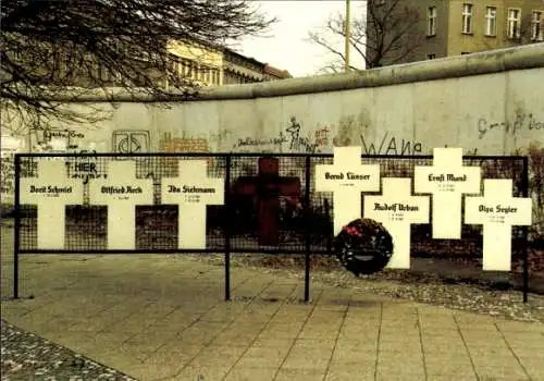 Ak Berlin, Berliner Mauer, Gedenkkreuze der Maueropfer an der Bernauer Straße