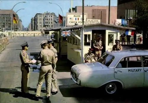 Ak Berlin Kreuzberg , Checkpoint Charlie, Militär, Kontrollpunkt, Soldaten, historische Szenerie