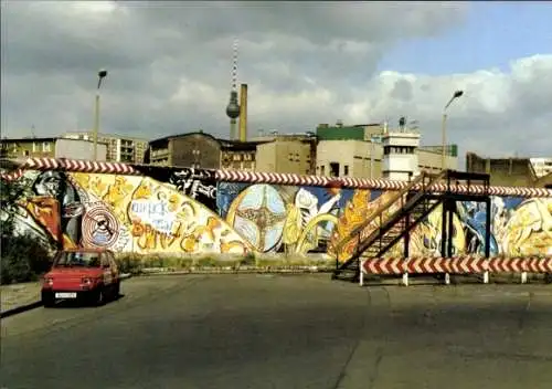 Ak Berlin Friedrichshain, Ostbahnhof, Berliner Mauer, Brücke, Fernsehturm, bunte Graffiti