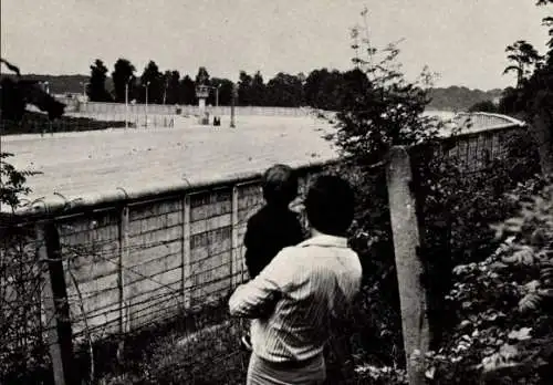 Ak Berlin Kreuzberg, Die Mauer der dritten Generation, anfängliche Grenze aus Stacheldraht