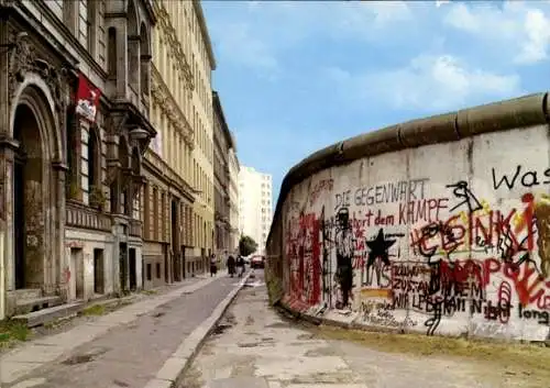 Ak Berlin Friedrichshain, Graffiti auf Mauer, Wohngebäude, Straße, blauem Himmel, historische ...